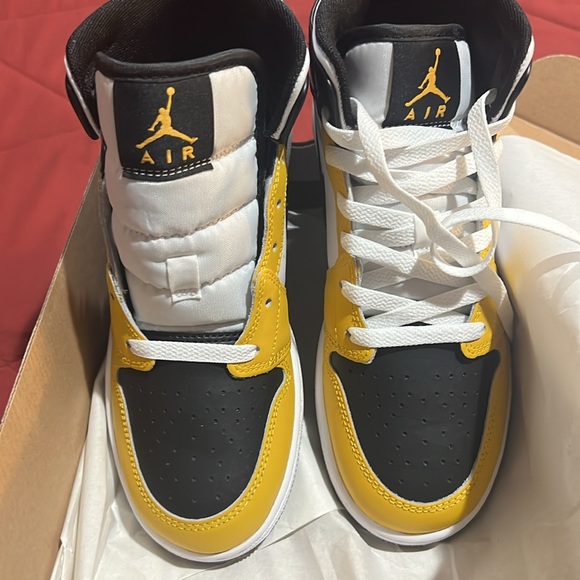 New Jordans!!💛🖤 - Picture 7 of 7
